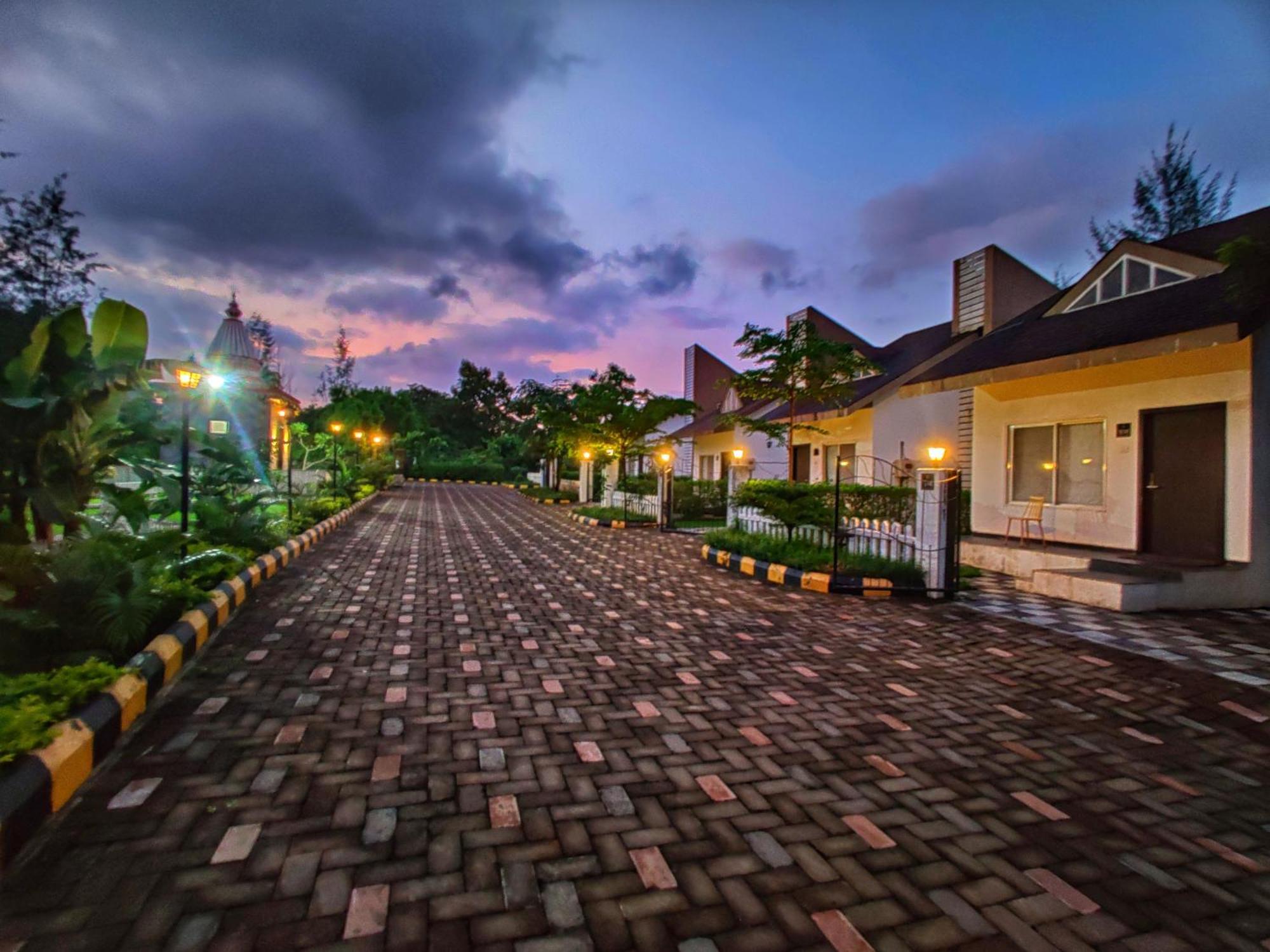 Pushpam Sanskruti Resort Karjat - A Pure Veg Resort Dhamni Bagian luar foto